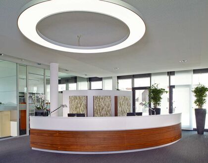 Büro-Empfangstresen geschwungen - modern, mit Holz-Furnier