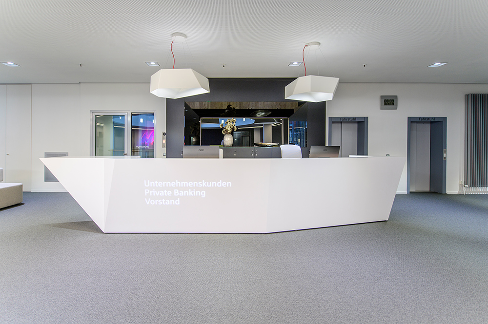 Moderne Empfangstheke in Weiß  im puristischen Design