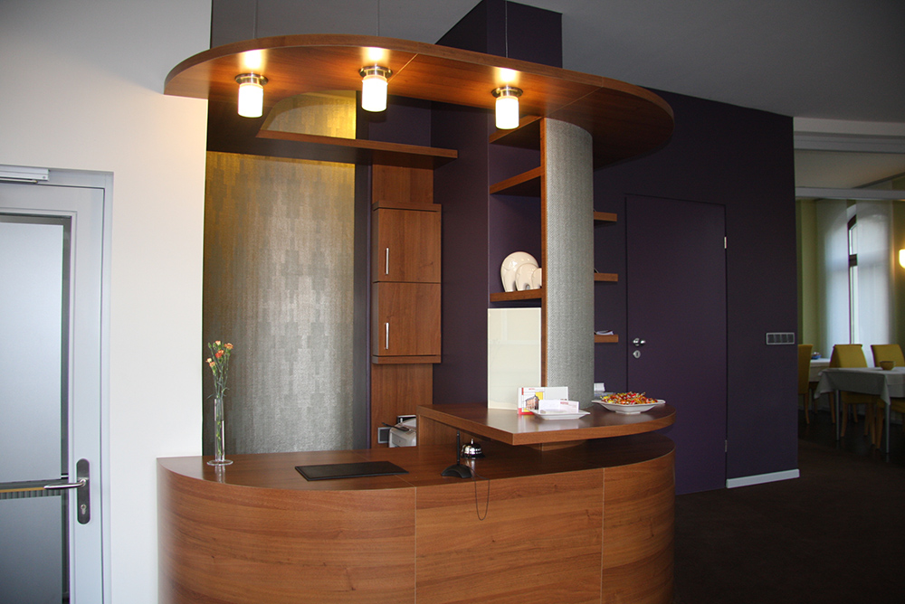 Empfangstresen aus Holz für Hotel-Lobby